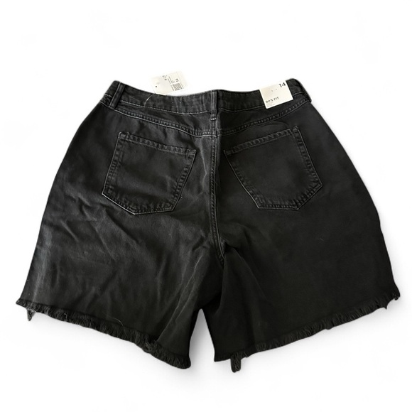 FOREVER 21+ Plus 14 Black Denim Distressed Denim Shorts NWT R$28 - Picture 4 of 8